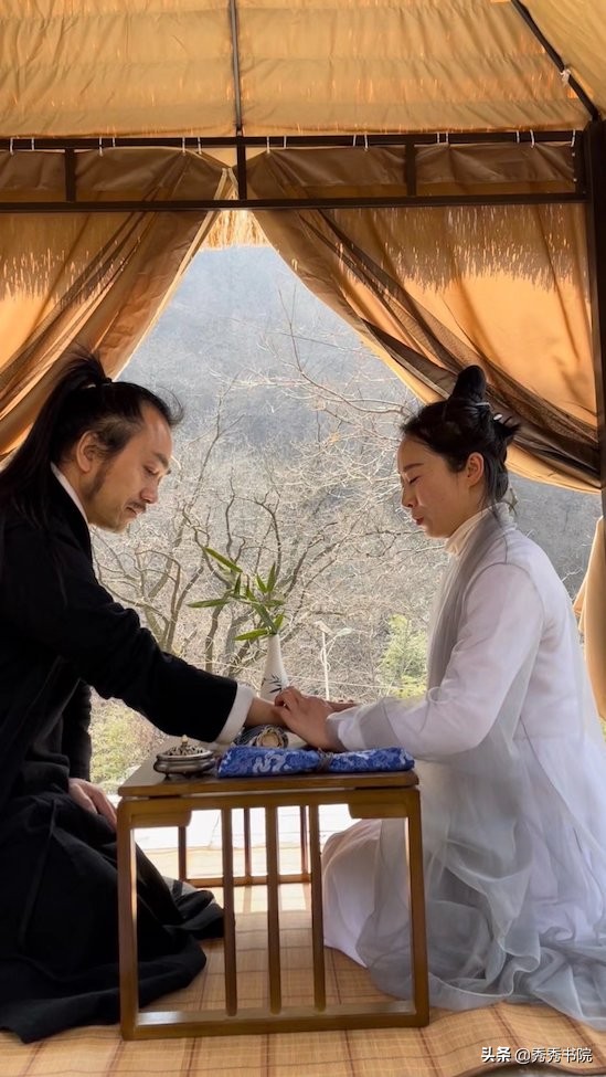 久闻薛山长琴棋书画样样精通,小生仰慕不已,愿跟随山长潜心修习