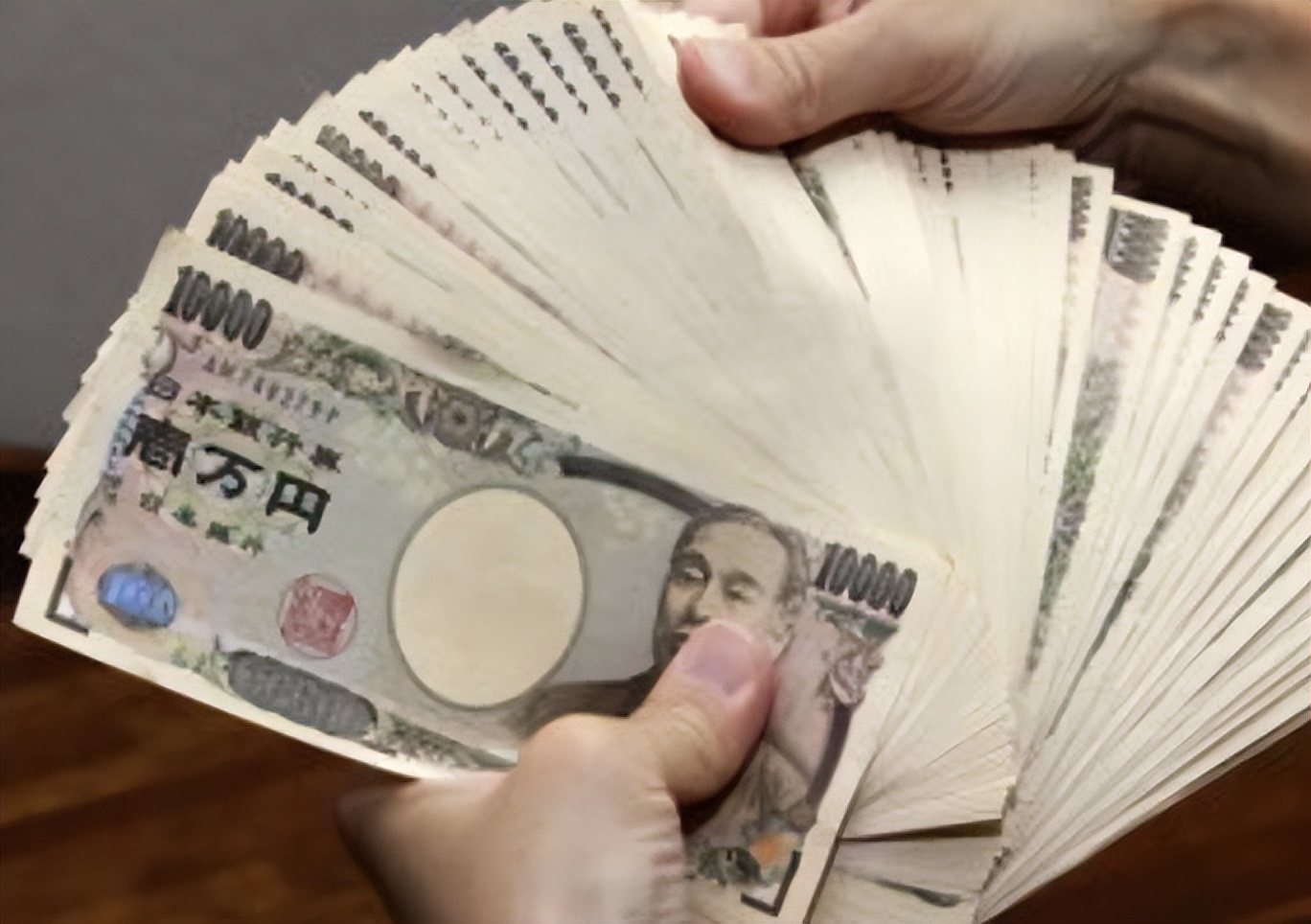 汇率变化对国际投资的影响,论述汇率波动影响