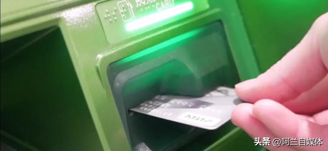 银行卡被吞卡怎么解决,存钱被自助存款机吞了后几天退回