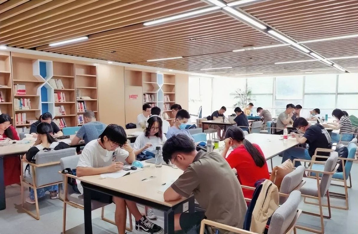 月薪过万容易学的工作,月薪1万有出路吗