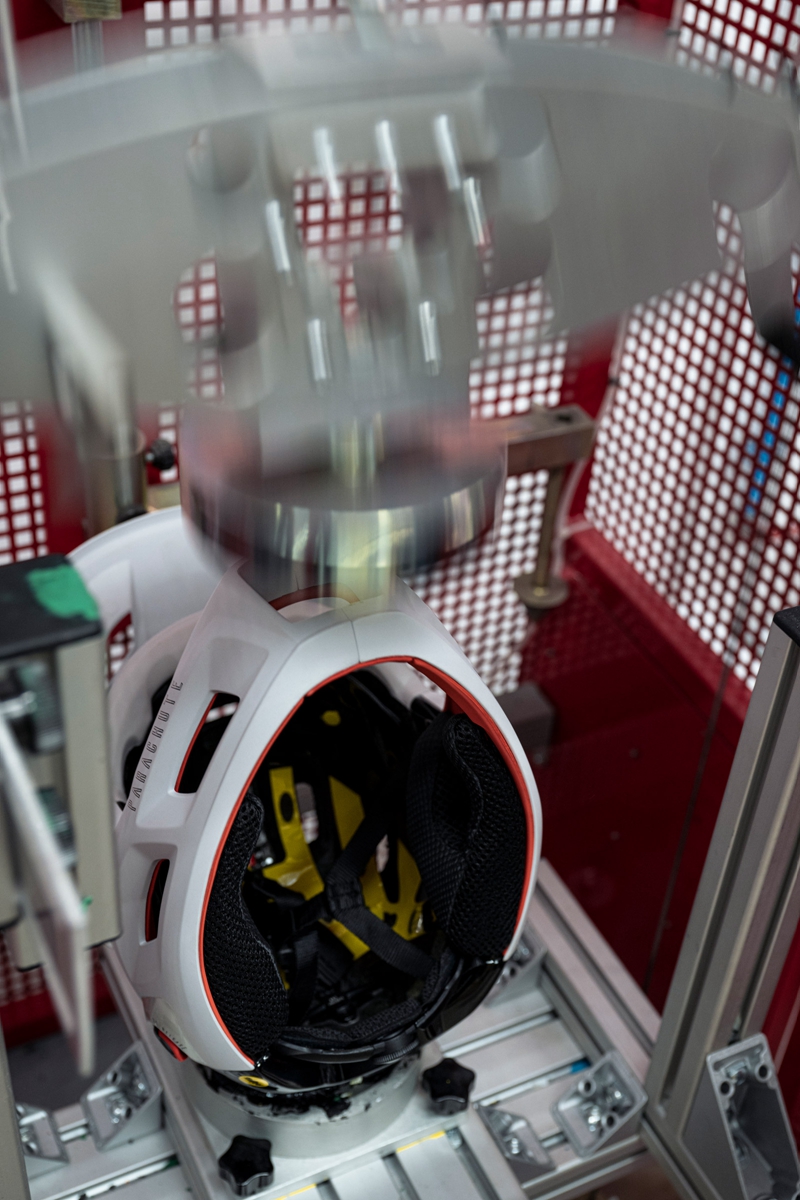 头盔强硬抗撞击不惧日常碰撞介绍,头盔可以防多少公里碰撞