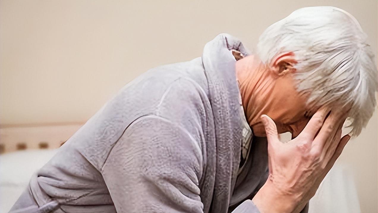 老人骨密度低的危害,老年人骨质疏松是正常人的几倍