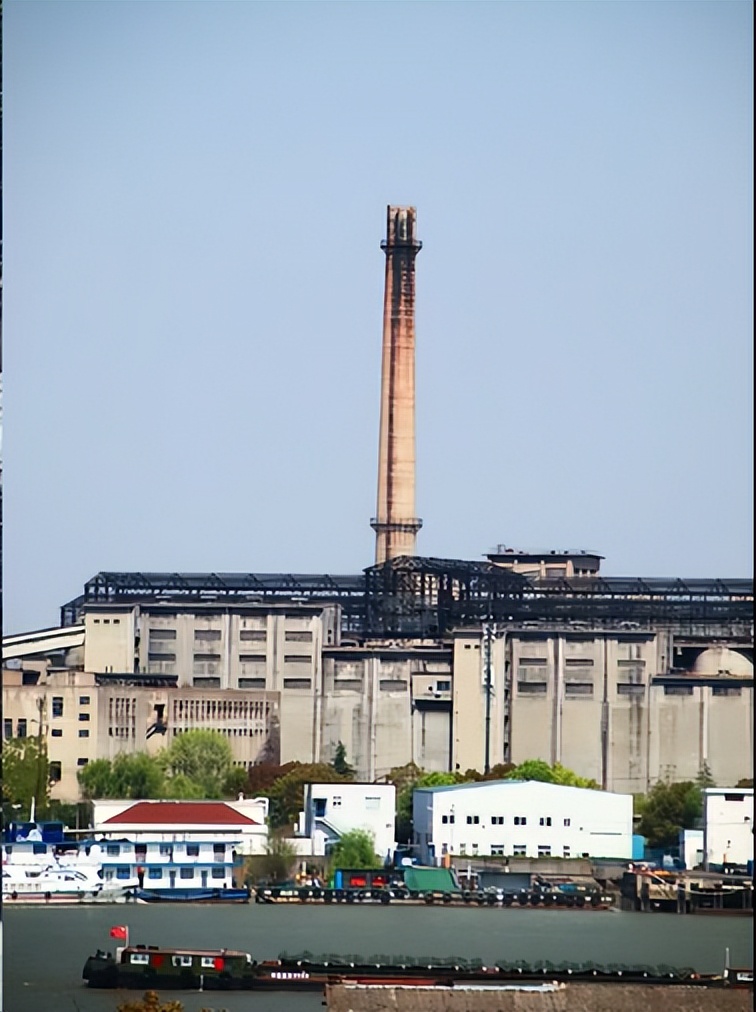 疫情里的大学校园：院长骑三轮车送饭，辣味零食成”硬通货“，上厕所要排号