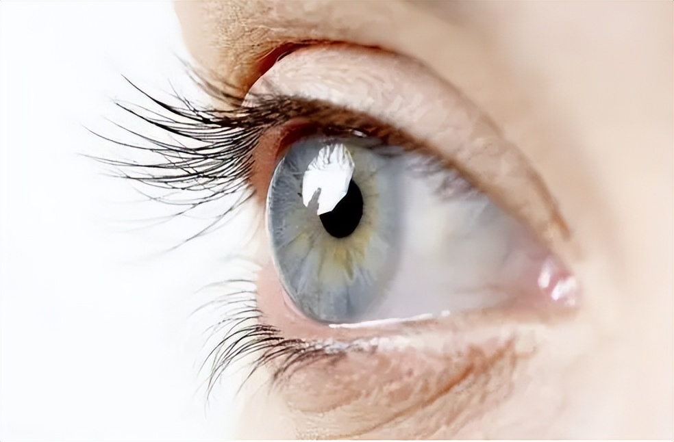 长时间盯手机会使什么破裂,长时间盯手机