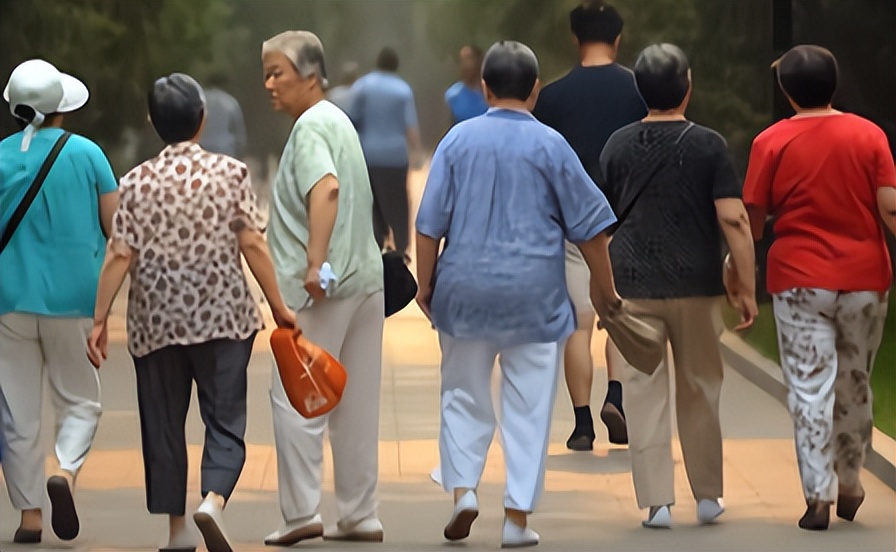 厦大教授谈鼓励生育网友的反应,厦大教授讲不生孩子要受罚