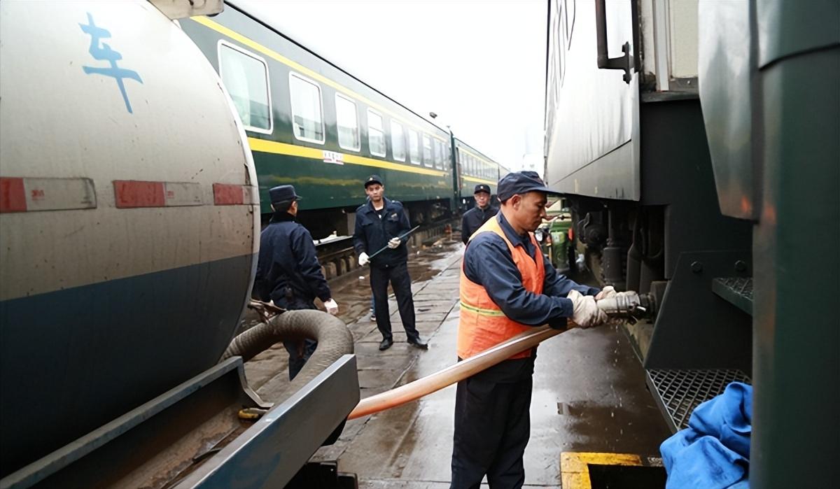 为什么火车站里不让上厕所,为什么列车进站的时候不让上厕所