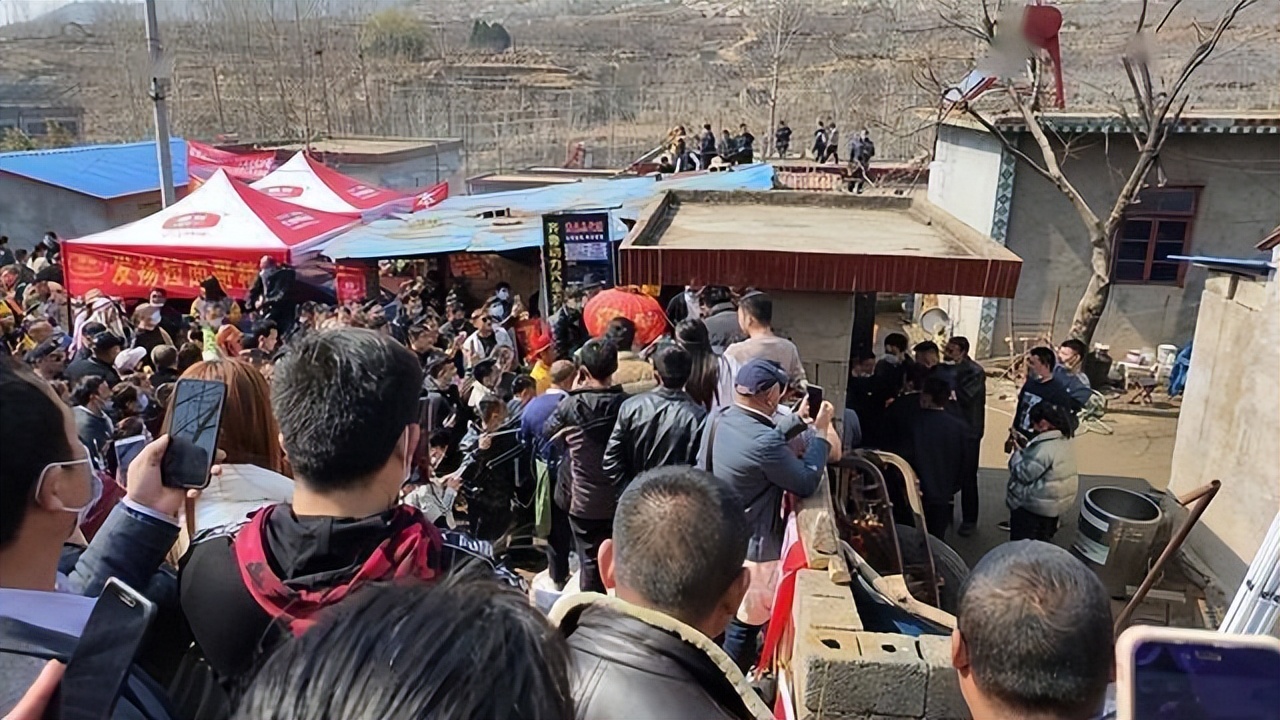 两个兵王叛逃，与一千多军警对峙3天，放大火烧山才将他俩制服！