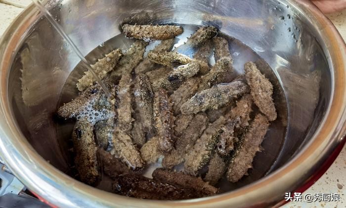 海参泡发的正确方法要加黄酒吗,海参凉水泡还是热水泡好