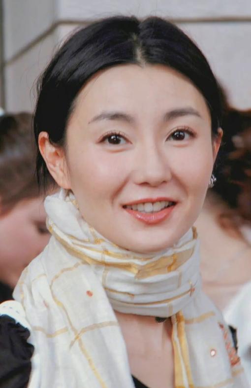 事实证明，独居贫民区、不婚无子的张曼玉，已经走上了另一条大路