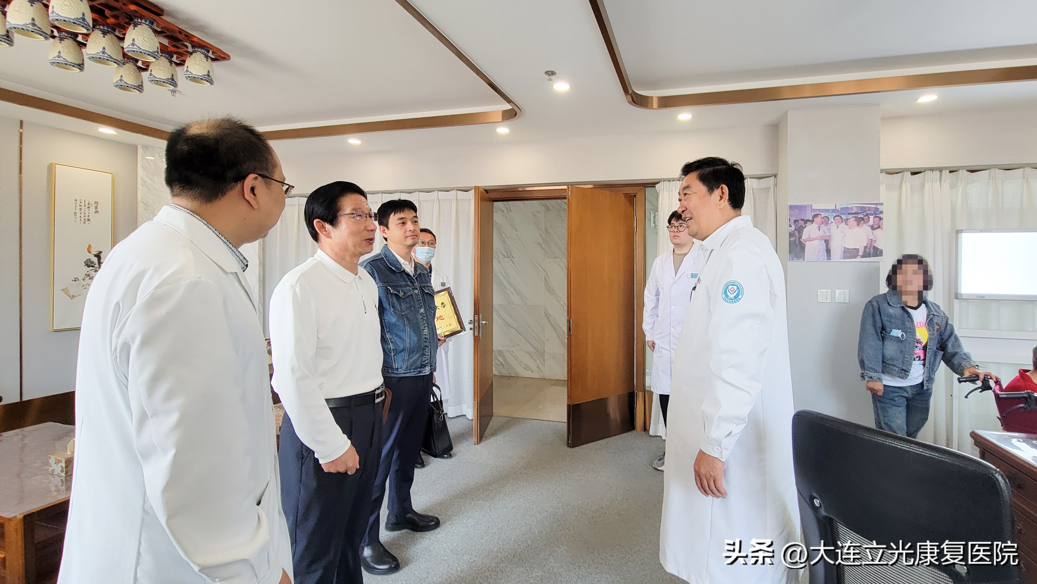 大连医科大学公共卫生学院姜平书记莅临大连立光康复医院调研指导