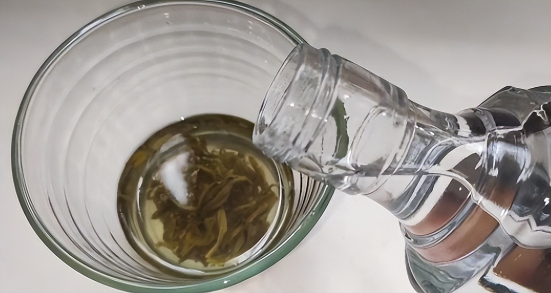 白酒喝着喝着出现絮状物,白酒有絮状物还能喝吗