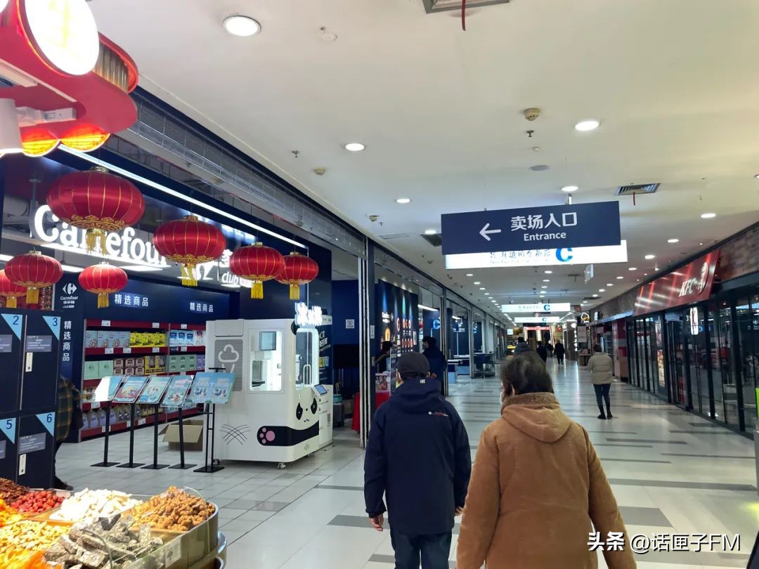 记者暗访上海商场,记者实探未停业的家乐福门店