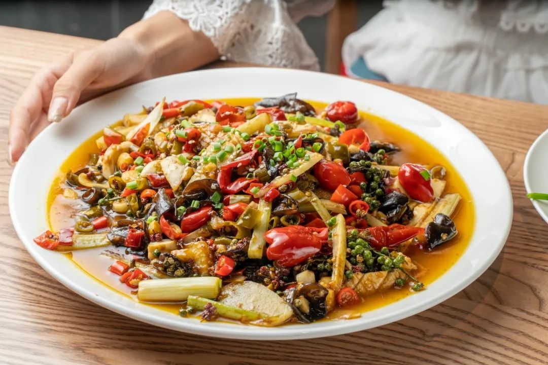 称霸江湖菜23年的“排队神话”又开新店！不讲故事只讲味道