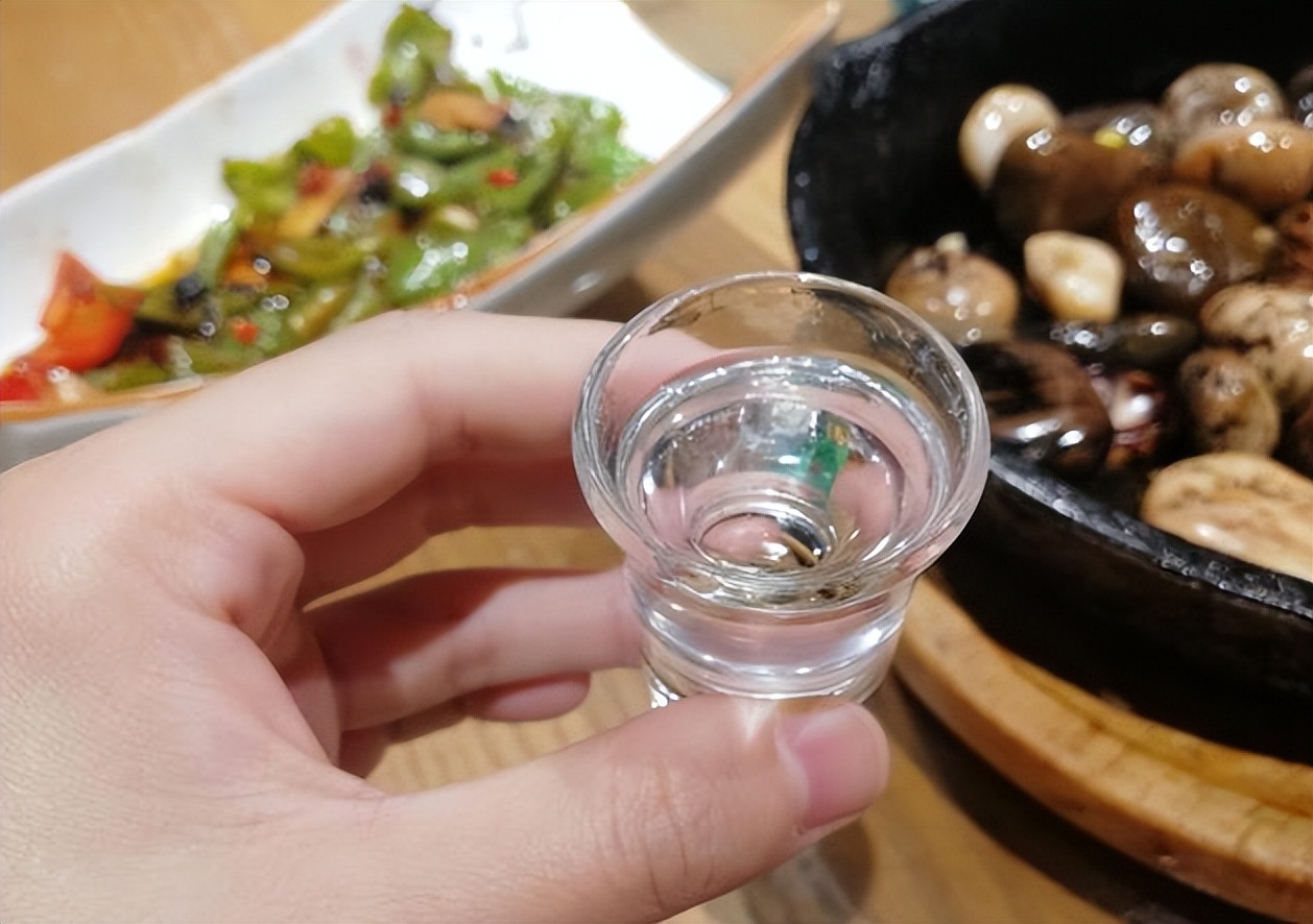 喝酒的时候为什么要干杯,为什么喝酒前要先碰一下杯子