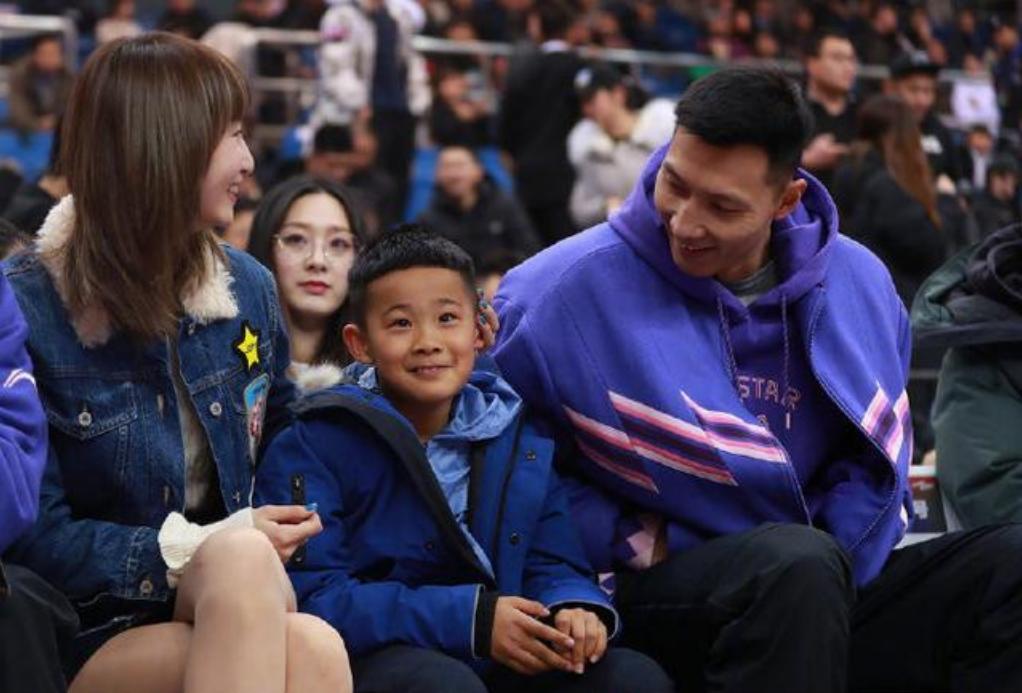 易建联老婆荆灵个人简历,易建联和妻子荆灵