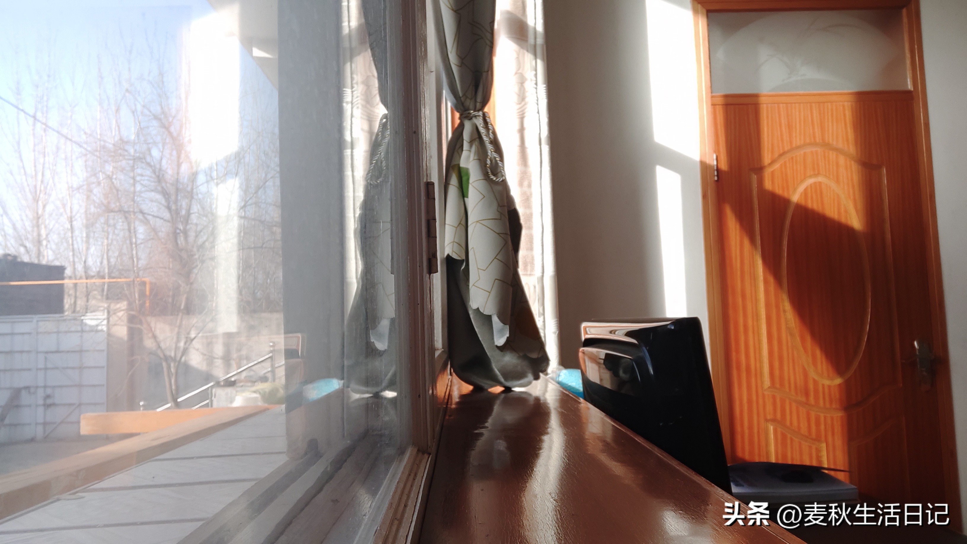 电脑下边任务栏怎么调,电脑任务栏怎么变透明