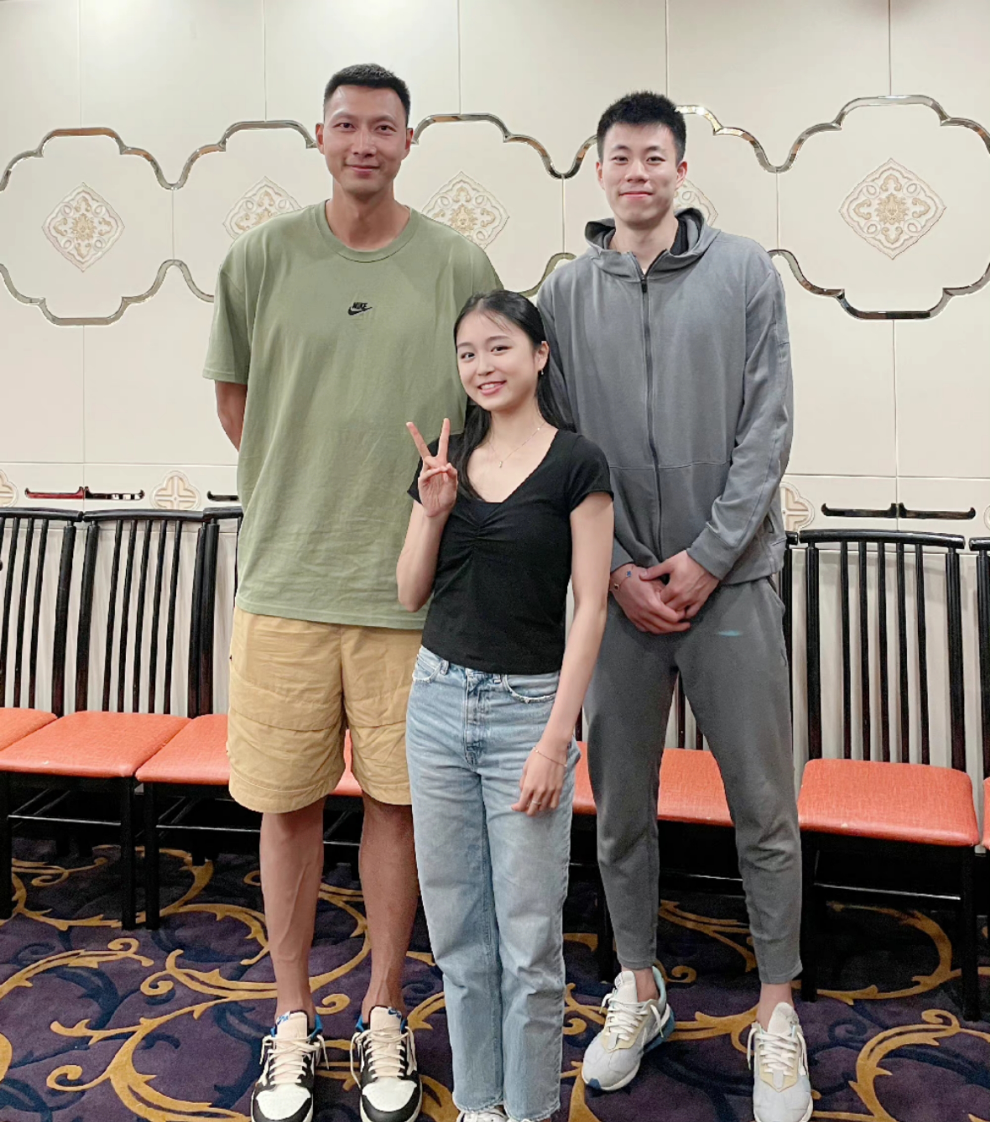 易建联的家庭生活,易建联带妻子回老家