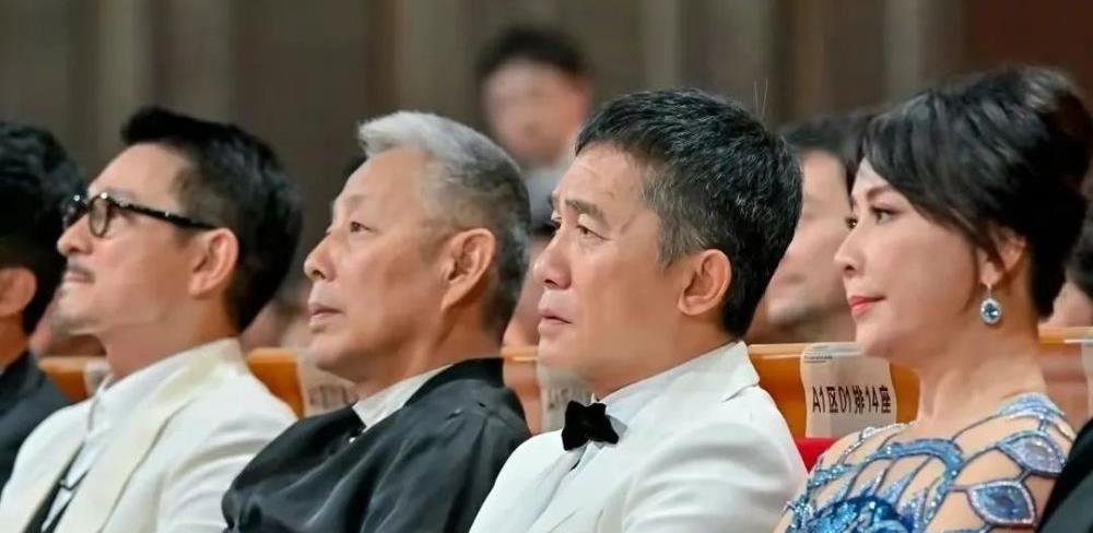 何赛飞获奖后与梁朝伟握手视频,梁朝伟何赛飞金鸡奖