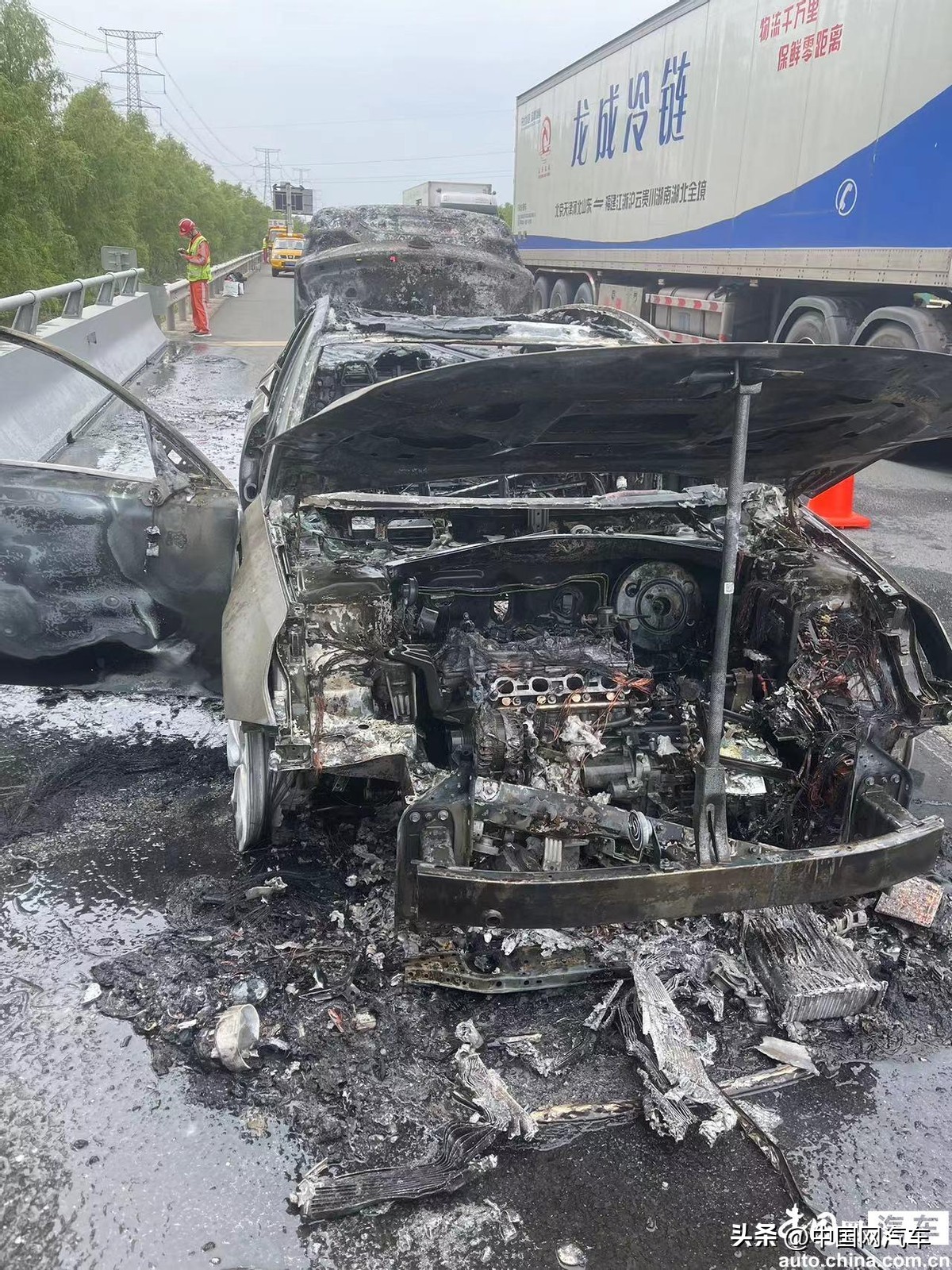 起亚k5高速路突发自燃致烧毁,起亚k5车突然路上着火