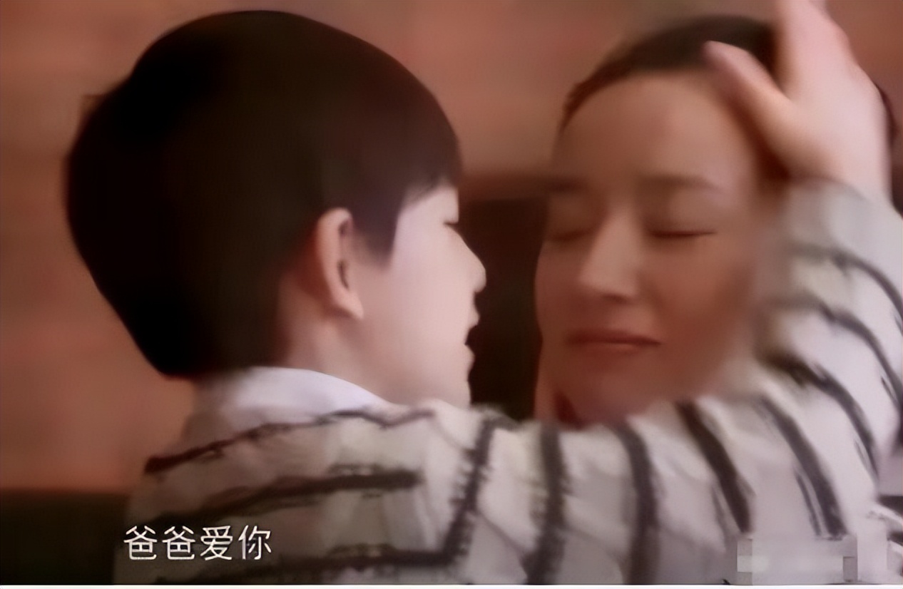 嘴对嘴接吻，当众强吻30岁女儿，没边界感的明星父母有多离谱？