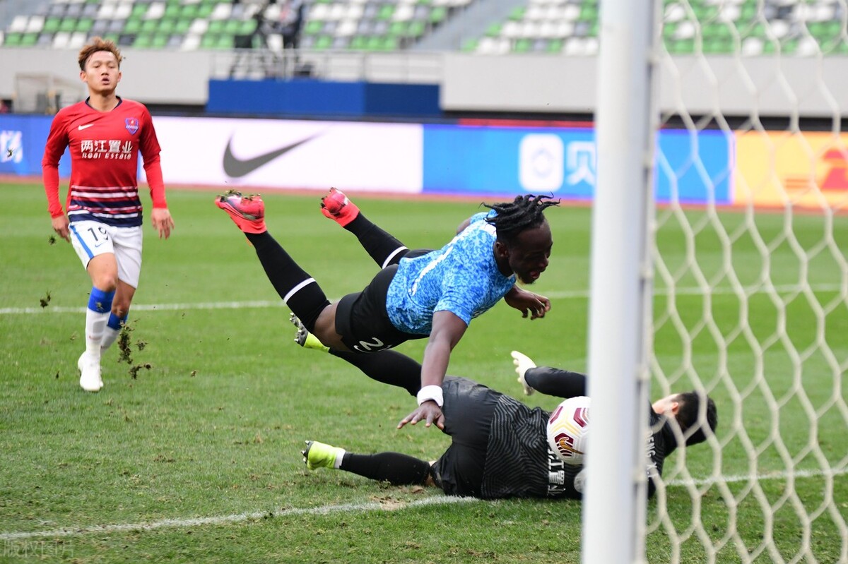 值得尊敬！保级大战上演逆转大戏，重庆队1-0战胜大连人