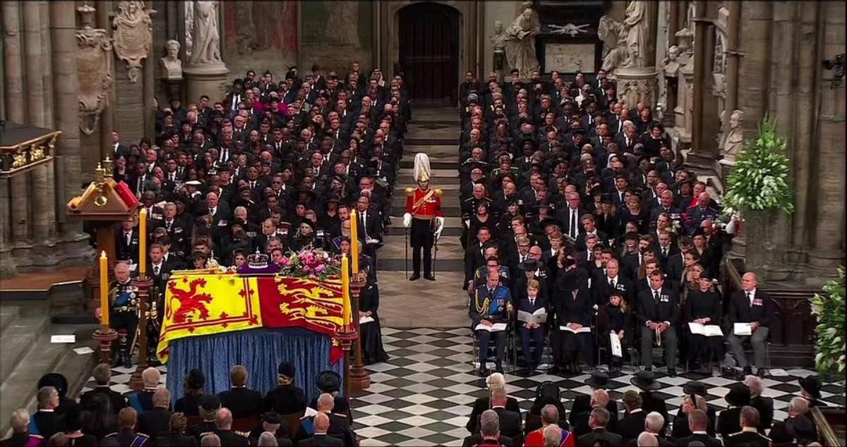 英女王棺椁下葬,英女王葬礼为什么停尸十天