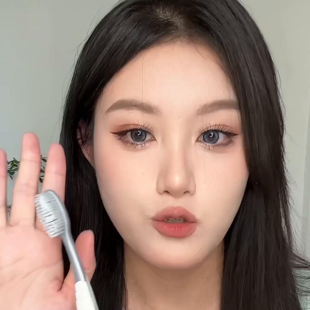 直发夹板鱼尾卷教程,直发自己怎么弄卷发