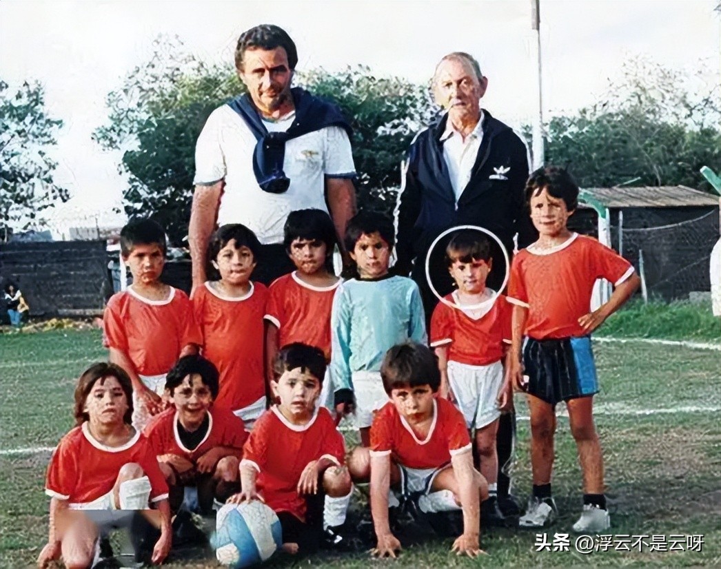 从小立志成为足球界最伟大的球员,出生贫寒17岁却成为足球界的传奇