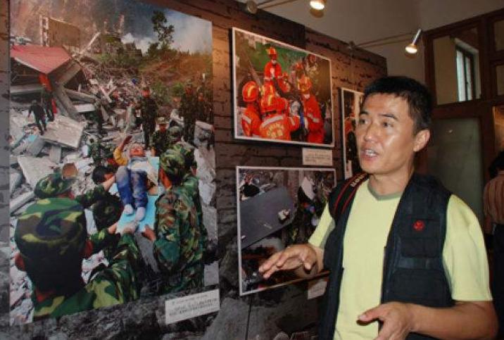 汶川地震中的3岁敬礼娃娃,汶川地震敬礼娃娃完整视频