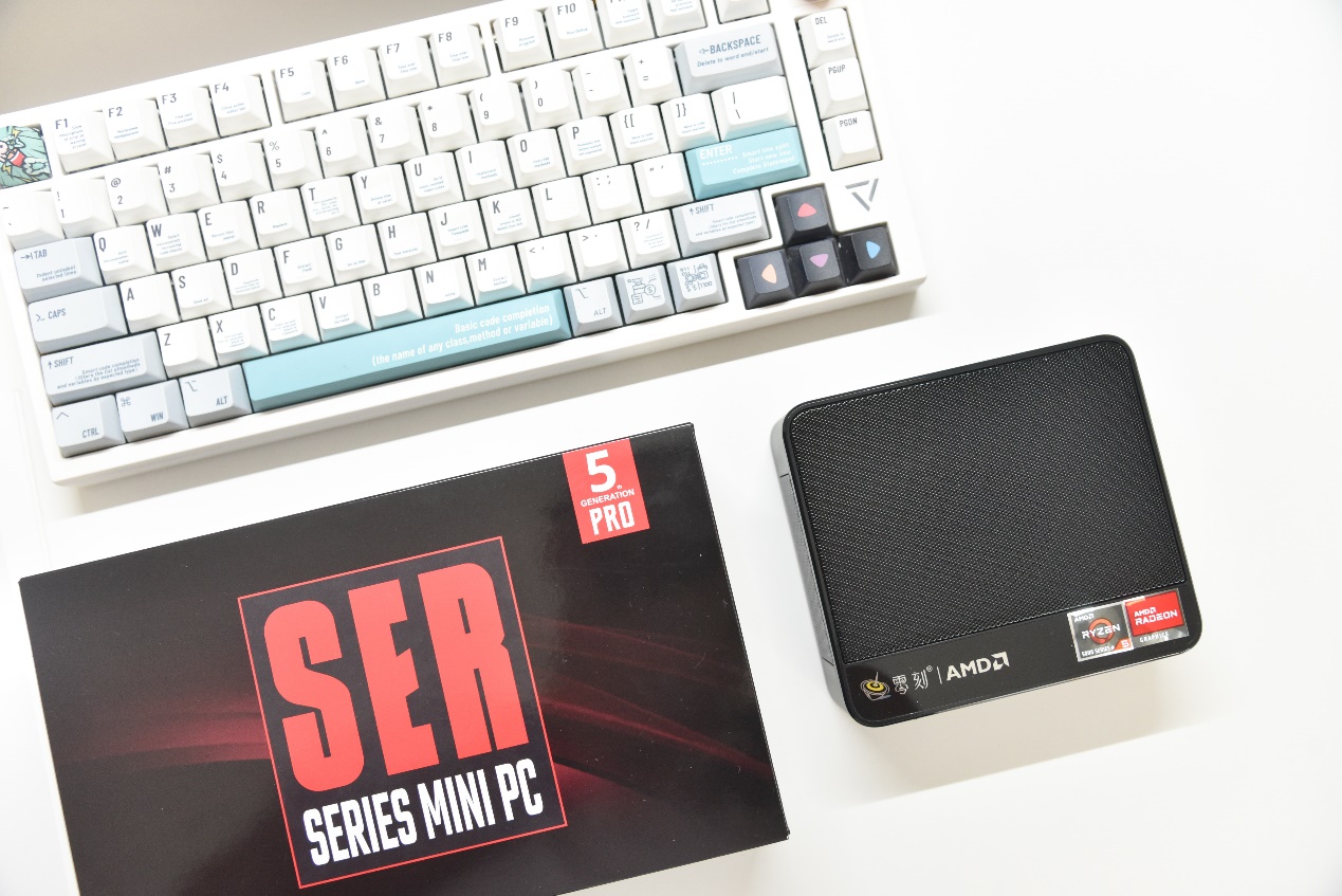 放弃台式，巴掌大零刻SER55500U打造简洁桌面，性能不输传统电脑