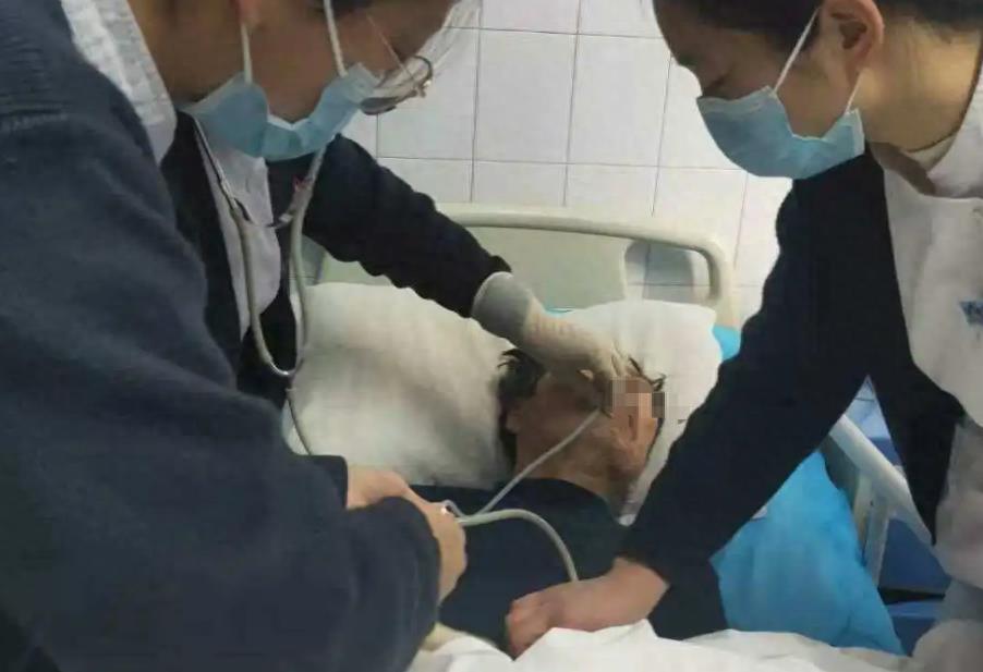 临终老人被强行抢救,癌症晚期昏迷插胃管