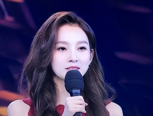 新任电台一姐战胜董卿李红,央视一姐颜值不输董卿李红