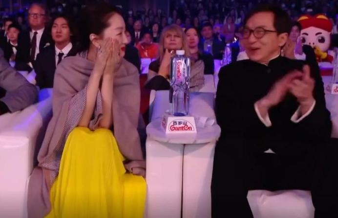 周冬雨相貌平平为什么那么火,周冬雨为什么一出道资源就那么好