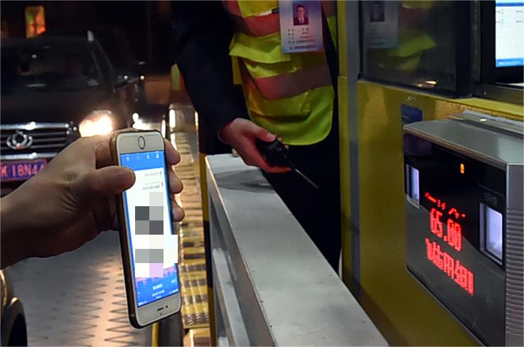 司机拉绿通过收费站后续,货车拉西瓜过绿通