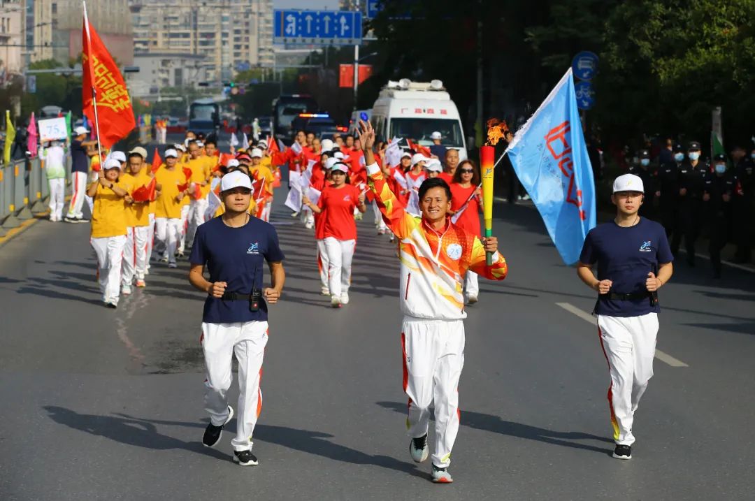 省运会火炬场外传递圆满收官！今天，为浔城骄傲！