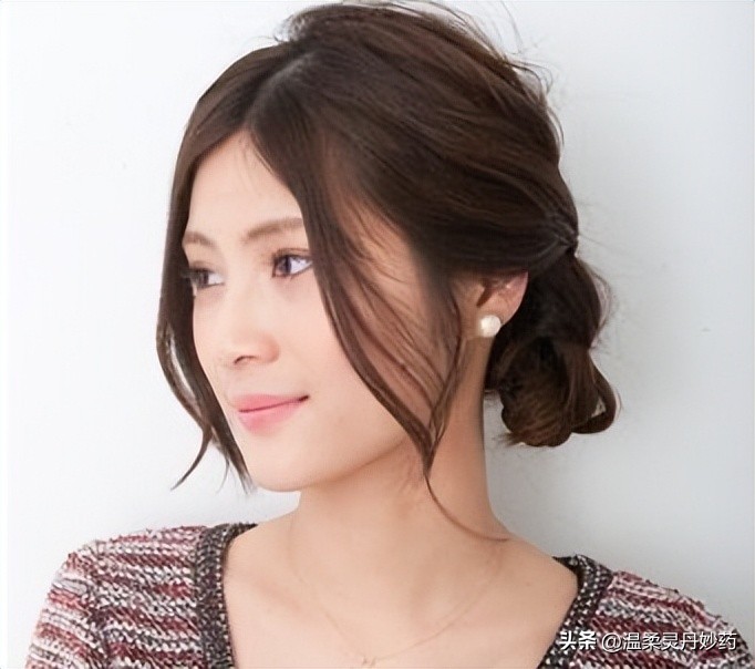 55岁脸小偏长什么发型显年轻,脸小的女生适合什么发型扎马尾