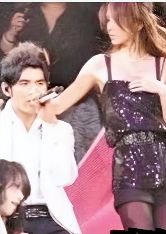 Angelababy“约会”欧洲球星被拍。杨颖回应：祝他开心