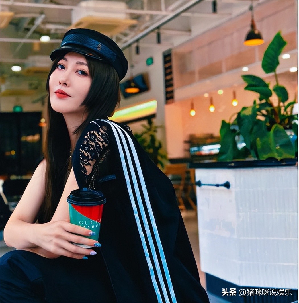 与小十岁健身教练在机场忘情拥抱，被骗婚后戴上假面具冰冷待人