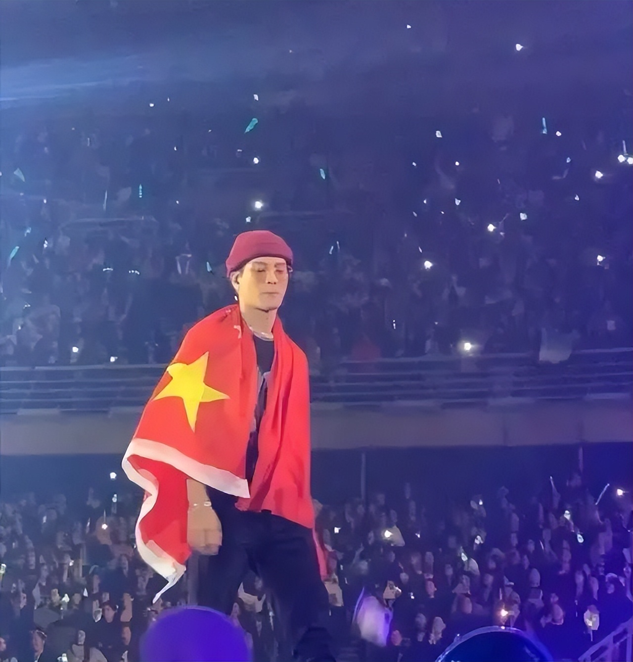 各明星看王嘉尔伦敦演唱会怼外媒,王嘉尔伦敦演唱会上怒怼媒体