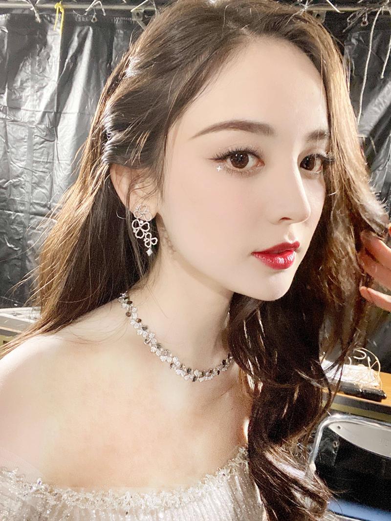 娜扎教你正确用脸！《不要忘记我爱你》CB拍拍隔离精华液