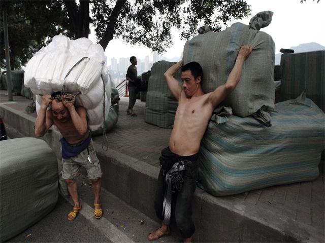 重庆网红棒棒哥冉光辉的故事,山城棒棒军冉光辉用肩膀扛出一个家