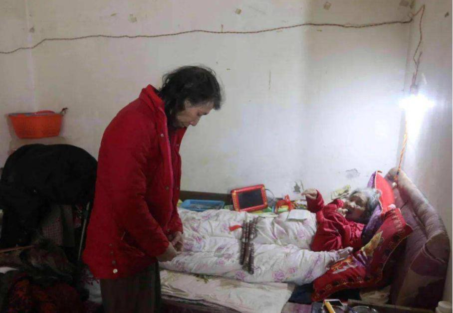 61岁怪大叔扮女人,41岁大叔假扮女子