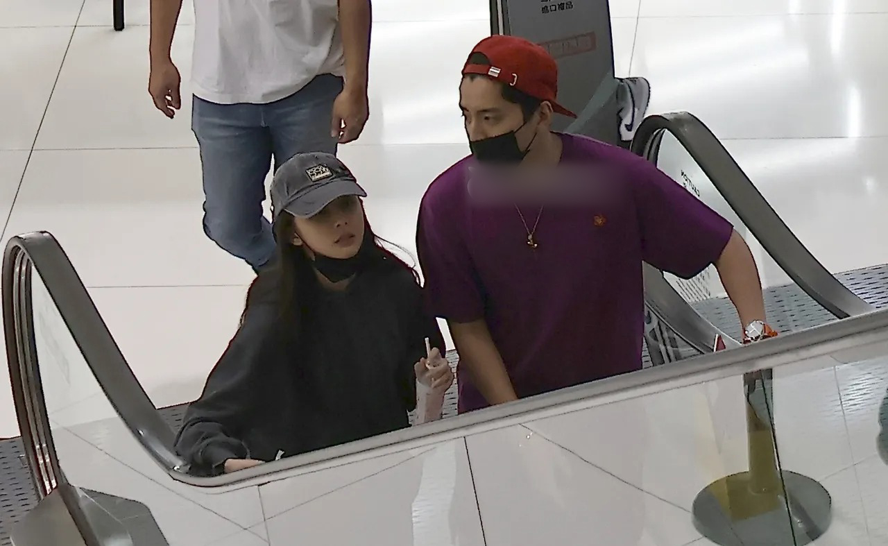 王大陆蔡卓宜高调秀恩爱,甜蜜喂食牵手逛街,交往两年仍在热恋期