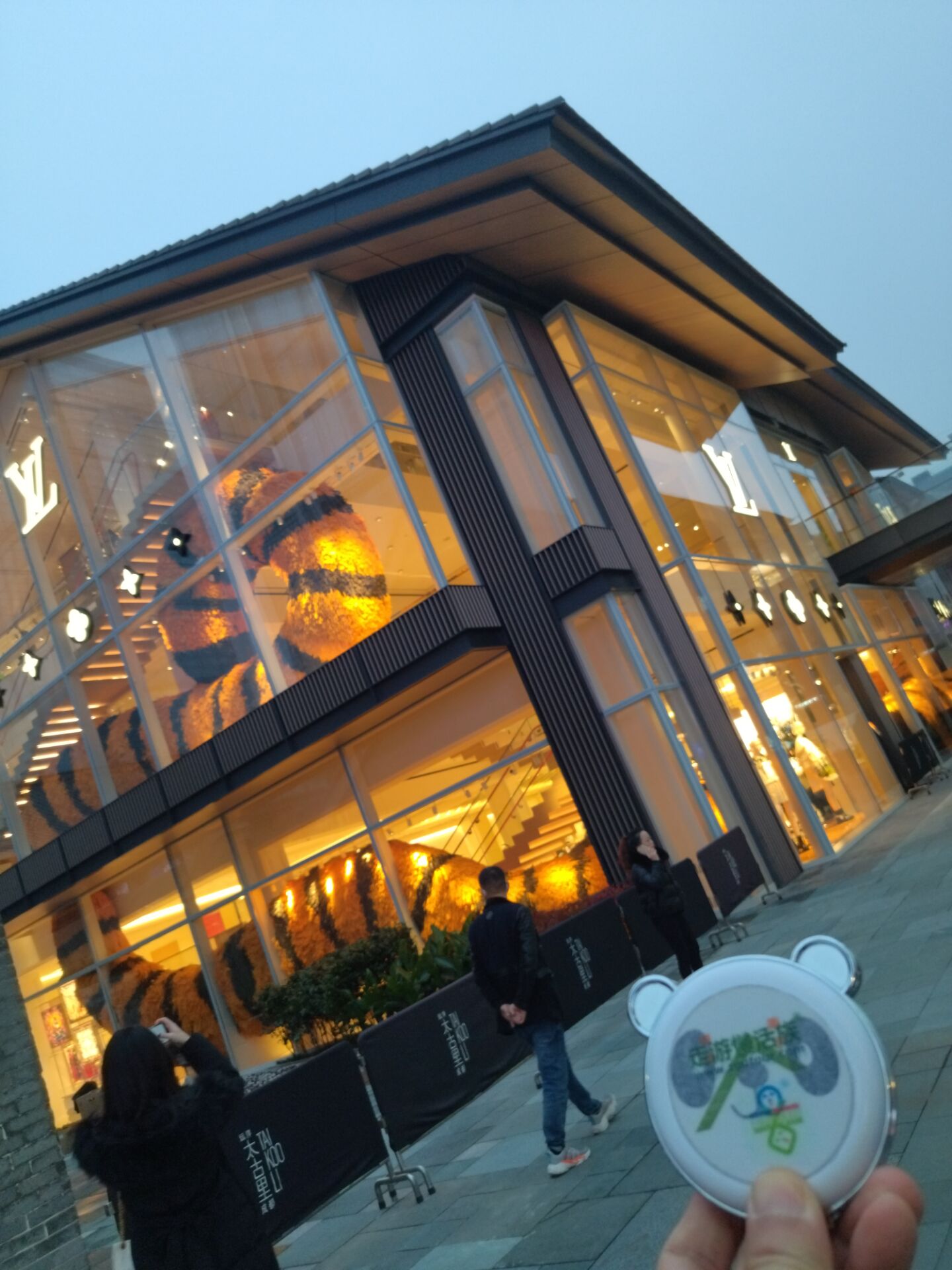 2022元宇宙动态文创设计师成都太古里LV照猫画虎走游慢活族