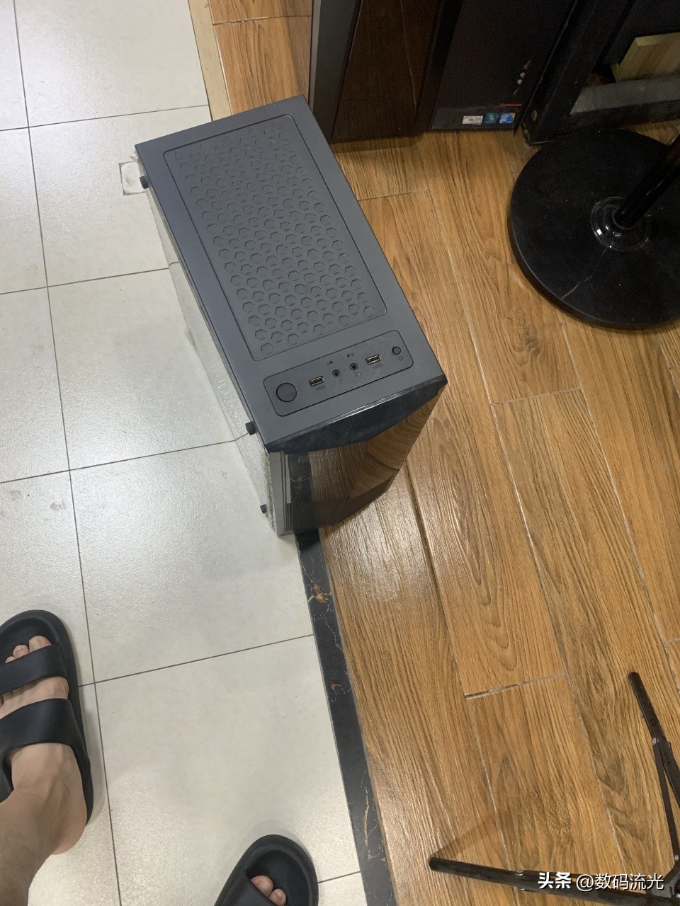 电脑开机显示屏亮一下显示无信号,电脑开机显示信号无输入然后黑屏