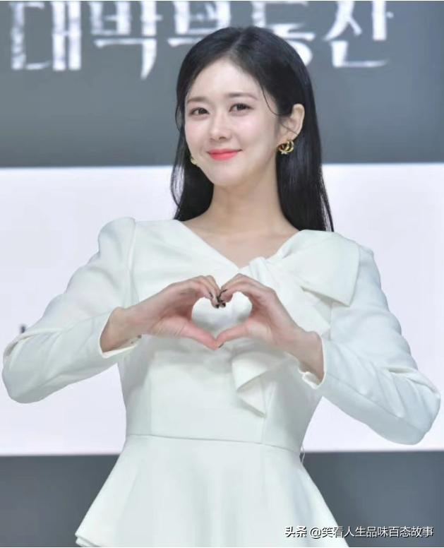 童年女神张娜拉晒猫照依旧童颜,38岁张娜拉罕见晒素颜照