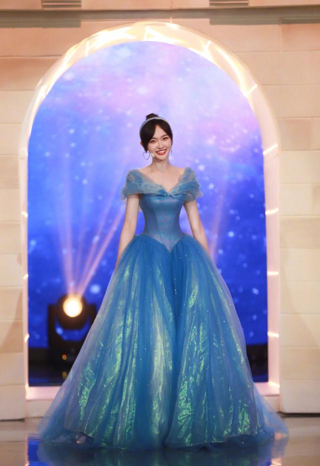 唐嫣穿公主裙现身商场,唐嫣蓝色公主裙