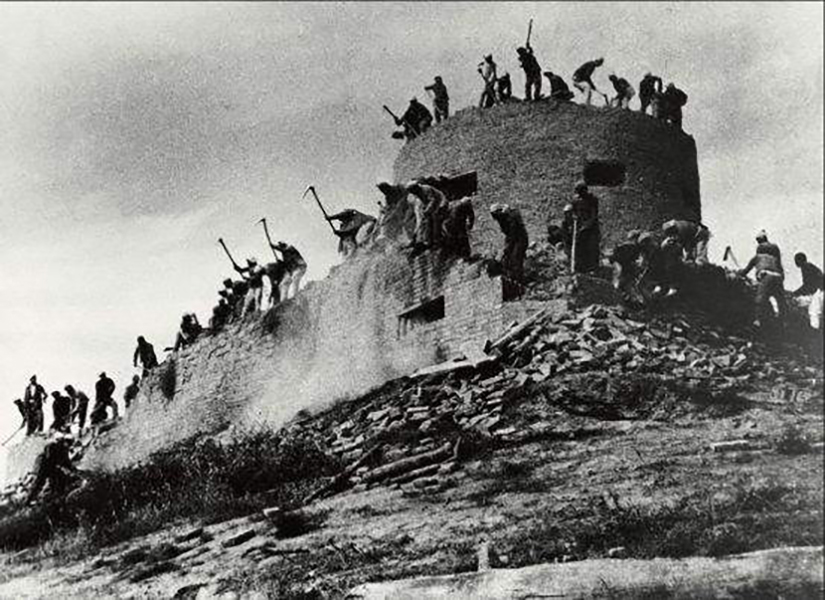 毛主席开会没烟了，看邓华口袋鼓鼓的，问：你的白金龙还有没有？