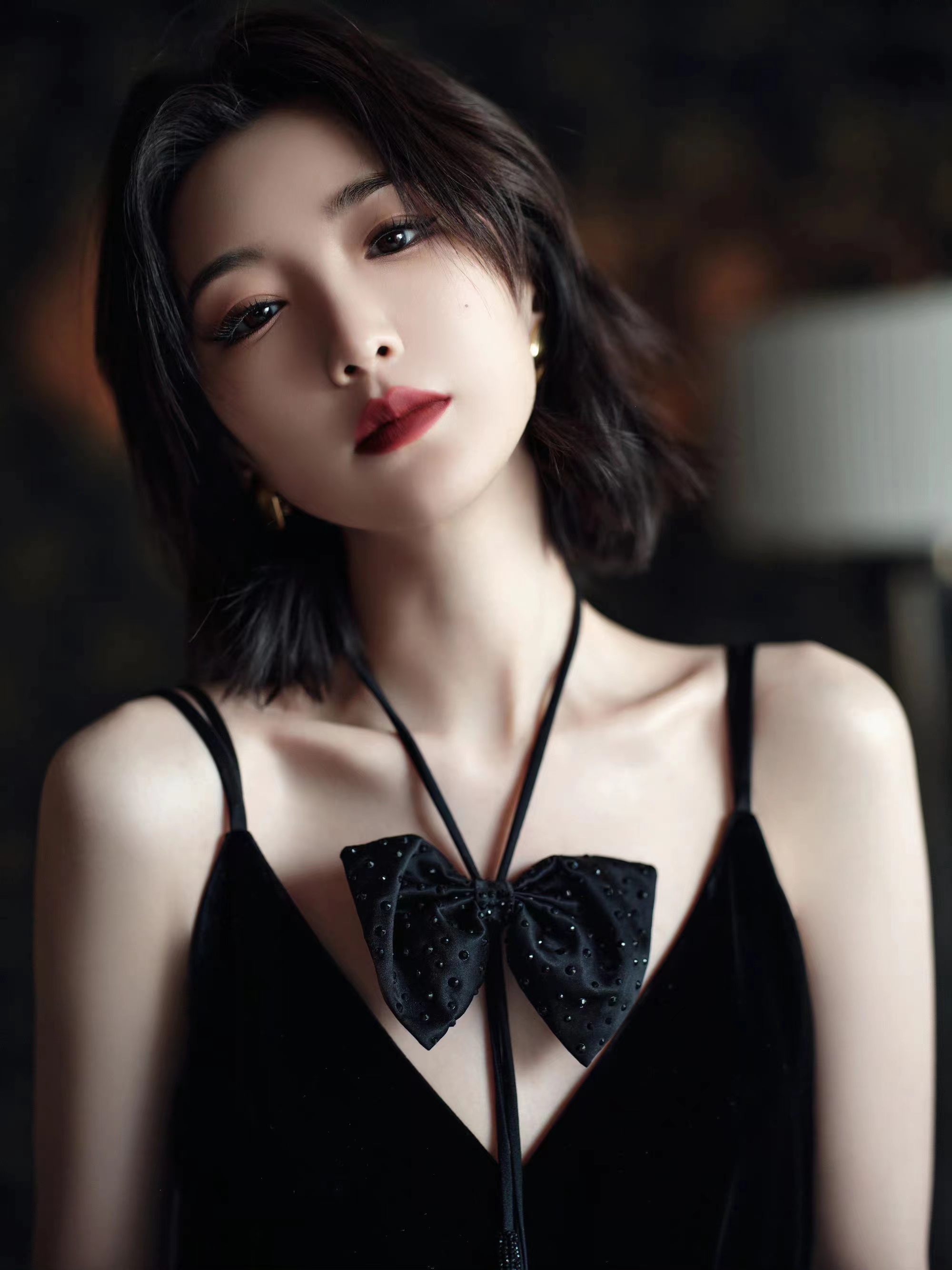 毛晓彤黑色连体裤造型,毛晓彤穿黑色丝绒长裙摩登洋气