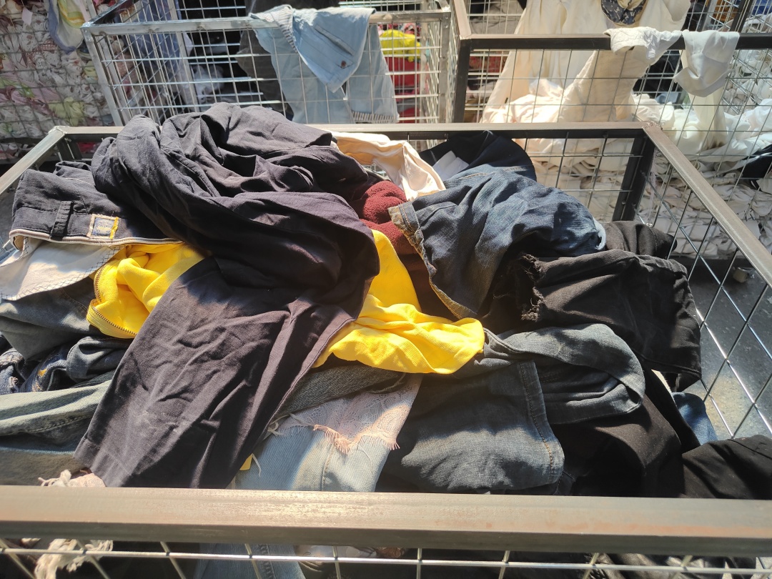 旧衣服回收捐赠是真的吗,旧衣服回收是生意还是慈善
